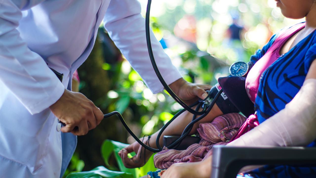 Salud realiza chequeos médicos a albergados por deslave en Nejapa salud-realiza-chequeos-medicos-a-albergados-por-deslave-en-nejapa